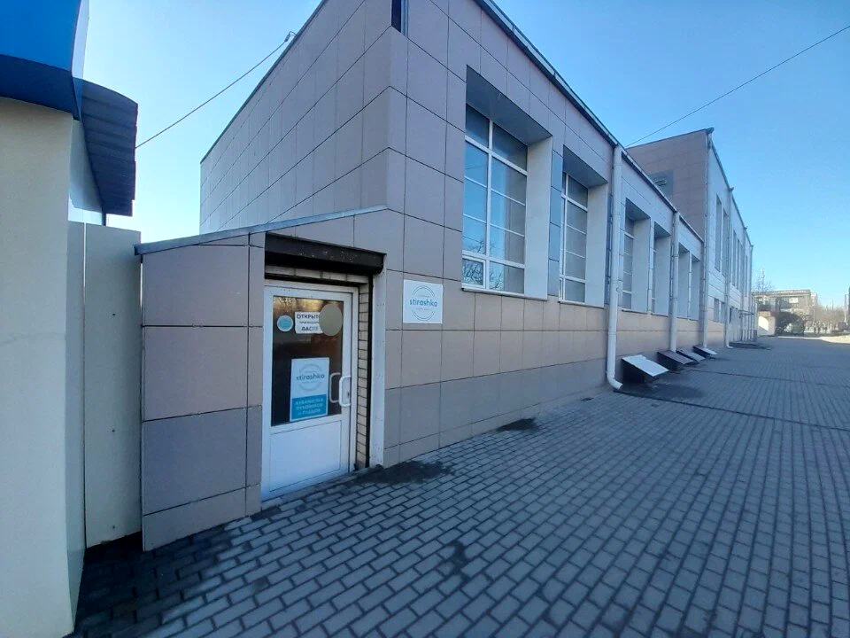 Вход в прачечную Stirashka на Кирова, 40: дверь с табличкой Stirashka